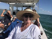 Fête sur la plage en bateau à moteur sur l'île de Grand Bahama