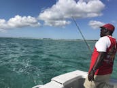 Fête sur la plage en bateau à moteur sur l'île de Grand Bahama