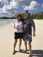 Fête sur la plage en bateau à moteur sur l'île de Grand Bahama