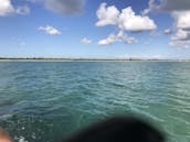 Fête sur la plage en bateau à moteur sur l'île de Grand Bahama