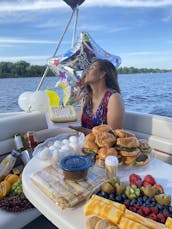 Barco de fiesta para 10 personas y 34 pies en el río Ottawa en Gatineau, Quebec