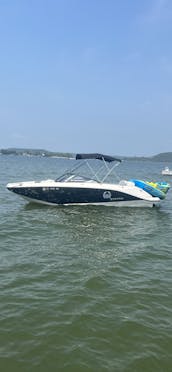 Scarab 215ID 2019 en el lago Possum Kingdom