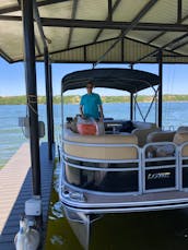 22' Lowes Pontoon on Lake Granbury, Texas