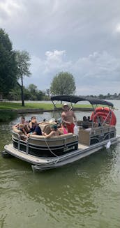 22' Pontoon in Lake Granbury, Texas