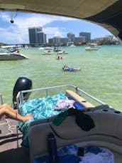 Rent 22' Sun Tracker Pontoon Boat In Hollywood, Florida