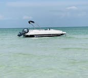 Un magnifique bateau ponté pour explorer, nager, faire du tube et plus encore à bord d'AMI !