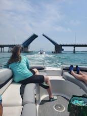 Un magnifique bateau ponté pour explorer, nager, faire du tube et plus encore à bord d'AMI !