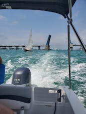 Un magnifique bateau ponté pour explorer, nager, faire du tube et plus encore à bord d'AMI !