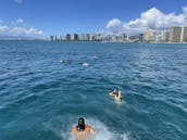 Un catamaran à moteur de 50 pieds peut accueillir jusqu'à 49 passagers à Honolulu