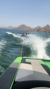 Une période épique dans les vagues, le surf, la fête, l'exploration du lac Havasu