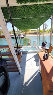 Cabane de bateau à double pont avec jacuzzi dans la Manche