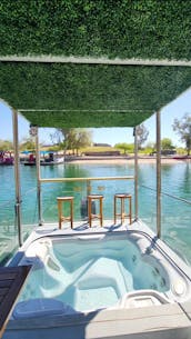 Cabane de bateau à double pont avec jacuzzi dans la Manche