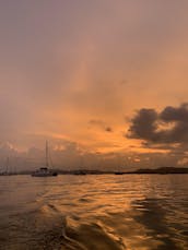 Catamarán de crucero con tripulación listo para navegar en las Islas Filipinas