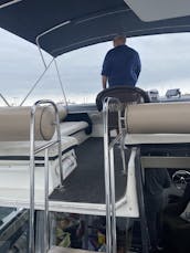 El yate a motor Bayliner de 44 pies está disponible para un día épico en Long Beach