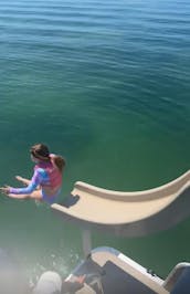 Bateau de fête à deux étages avec toboggan aquatique sur la plage de Madère !