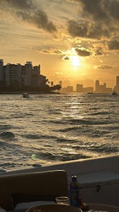 Azimut de 70 pés com 2 jet skis incluídos em Miami - uma hora grátis!