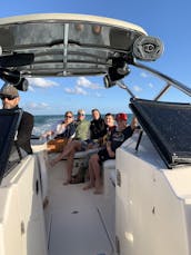 Faites une croisière et faites la fête avec style ! Bateau de ski de luxe de 26 pieds ! Le prix n'inclut pas le carburant.