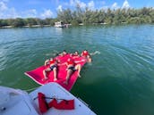 Visite de la ville de Miami en yacht privé Monterey de 31 pieds, vue magnifique sur la rivière, sans frais supplémentaires.