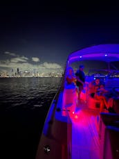 Recorrido por la ciudad de Miami en yate privado de 31 pies en Monterey, hermosa vista al río, sin cargo adicional.