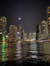 Croisière à Miami sur un magnifique yacht à moteur Sea Ray Sedan Bridge de 50 pieds