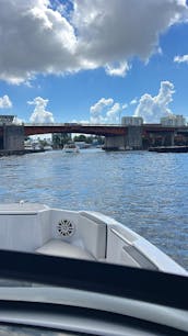 Belo barco Sundeck de 26 pés em Miami