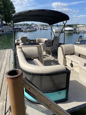 Explore o Lago Norman em grande estilo com nosso Bentley Navigator Pontoon 2024!