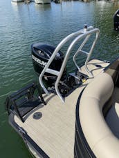 Explore o Lago Norman em grande estilo com nosso Bentley Navigator Pontoon 2024!