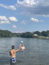 Nuevo y lujoso Tri-Toon en Old Hickory Lake