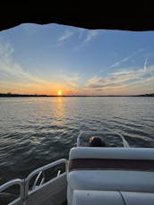 28 Ft. Pontoon Boat -Near Nashville on Old Hickory Lake