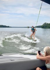 Location de bateau de surf Supreme ZS232 à Nashville ou dans les lacs environnants !