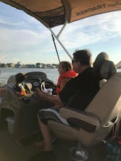 Fun and relaxing pontoon! Fall is here🍂🍁🍃⚓️🛥️🌊🌊