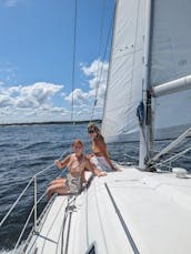 Venez naviguer et faire la fête sur Maybellene, notre yacht Beneteau de 34 pieds bien entretenu