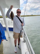 Barco de pesca ou cruzeiro particular a bordo de um iate a motor de 70 pés em Ocean City, NJ