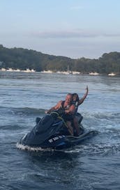 C'est « l'heure de jouer », allons nous amuser sur l'eau. Waverunner et tubes en option