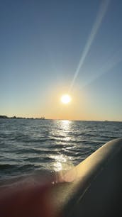 ¡Crucero de lujo al atardecer en las aguas de la ciudad de Panamá, Florida!