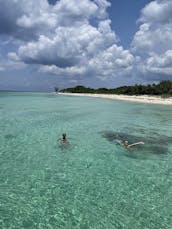 Location de yacht tout compris Azimut de 42 minutes sur la plage de Tulum.