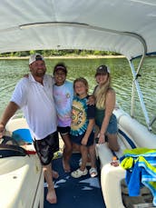 Suntracker 20ft Party Barge Pontoon for Rent in Lake Ouachita and Hamilton