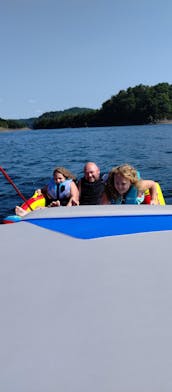 Aventure sur le lac Cumberland : surfez, faites du métro et détendez-vous sur notre bateau spacieux Moomba de 24 pieds 