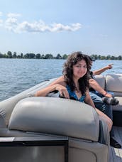 Luxurious 25' Entertainment Pontoon Rental in Montreal West-Island