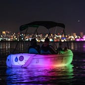 Cita nocturna en Glow Pedal Boat en la bahía de San Diego! ¡Idea de cita única para parejas!