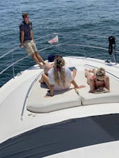 Lindo iate a motor Sea Ray 560 na Baía de San Diego, Califórnia