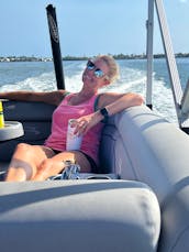 Beautiful / Comfortable 20' Bennington Pontoon for Cruising Sarasota Bay