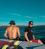  ワシントン湖でのウェイクサーフレッスン、夕暮れ時のサウスレイクユニオンをご覧ください！