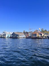 Tour/Swim Lake Union & Lake Washington Seattle in this 24' 10 person Bowrider!