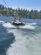 Tour/Swim Lake Union & Lake Washington Seattle in this 24' 10 person Bowrider!