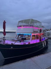 Hunky Dory Boat! Lake Union Lake WA tours, Karaoke system, Mini fridge!