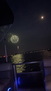 Float your worries away with our pontoon rental on Lake Minnetonka!