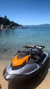 Aluguel de jet ski Doing It Big no belo Lago Tahoe. Jet ski de última geração com sistema de som que o levará ao redor do lago bem rápido.