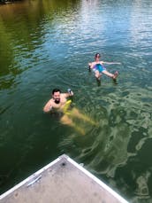 28' Pontoon Aqua Patio w/140hp for rent on Lake Norman