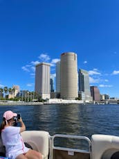 24' SunChaser Craft 8520 Classic Cruise-n-Fish Pontoon Rental in Tampa, Florida